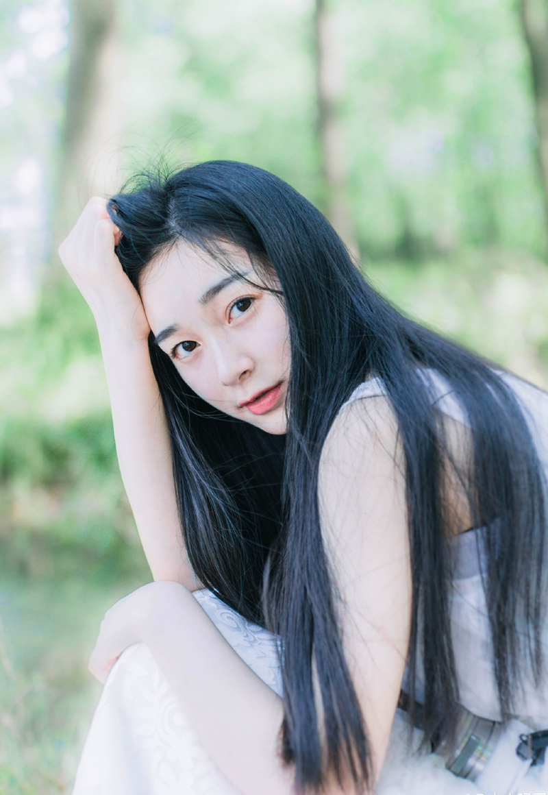 弓弦连续震颤了三次，两名江东水军应声而倒，第三箭，却因船身摇晃，射偏了。
